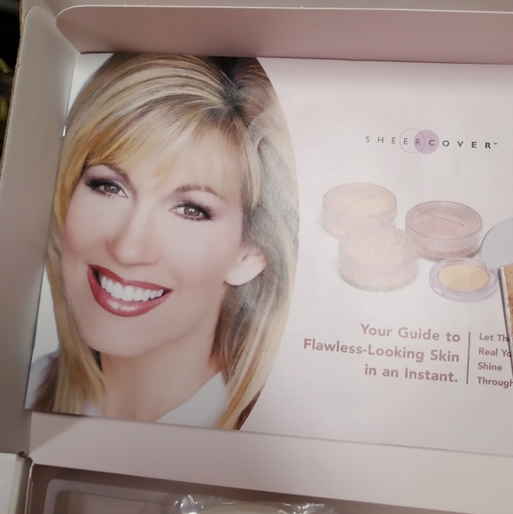 ** LAST ONE*** SHEER COVER MINERAL MAKEUP KIT Medium - Picture 10 of 14